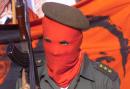 パレスチナ解放人民戦線(PFLP)行進を指揮する赤いマスクの警官