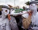 11日に殺されたパレスチナ人の遺体を運ぶハマスHamas