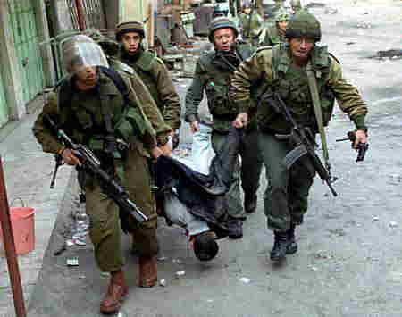 イスラエルの兵隊が、ヘブロン(Hebron)でシェーカー教徒Hassouni を引きずる