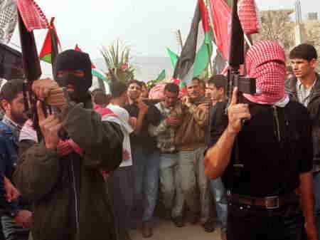 15日にナブルス(Nablus)で殺されたMadi Ishtayehのカファ(Kfar)における葬列
